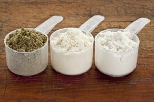 Proteinpulver - 3 skeer med forskellige typer protein pulver smag